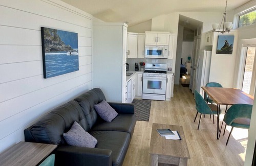 Regional District of Mount Waddington Apartment | 21 - Whale`s Breach Cottage
