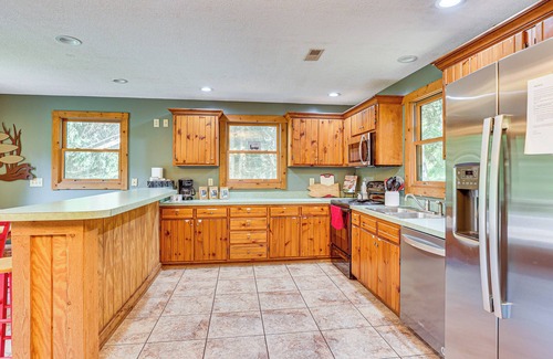 Blissfield House | 23 Mi to Mohican SP: Group-Ready Lodge w/Hot Tub