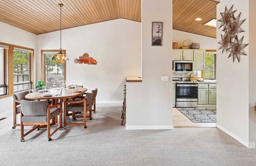 Deer Park House | 23 Poplar-Sunriver, Oregon: Hot Tub, BBQ, WiFi, SHARC Aquatics, Tubing Hill, Mt. Bachelor, Golf, Deschutes River, Tennis, Bike Paths