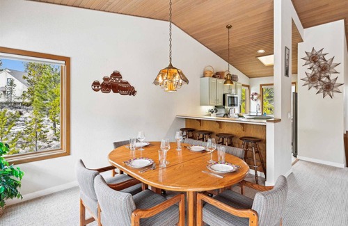 Deer Park House | 23 Poplar-Sunriver, Oregon: Hot Tub, BBQ, WiFi, SHARC Aquatics, Tubing Hill, Mt. Bachelor, Golf, Deschutes River, Tennis, Bike Paths