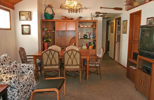 Avalon House | 242CL: Budget-friendly Catalina Cottage + Vaulted Ceilings + Front Porch