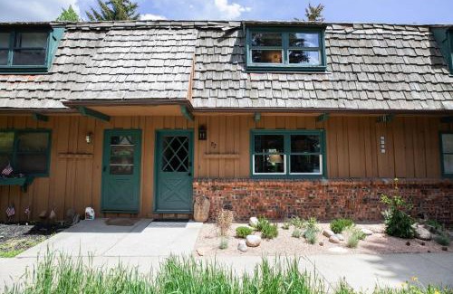 Vail House | 2456 Chamonix B2
