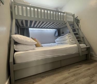 Great Yarmouth Ski Chalet | 246, Belle Aire, Hemsby - Two bed recently renovated chalet, sleeps 5, free Wi-Fi, pet friendly, bed linen and towels included with onsite entertainment