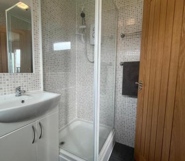 Great Yarmouth Ski Chalet | 246, Belle Aire, Hemsby - Two bed recently renovated chalet, sleeps 5, free Wi-Fi, pet friendly, bed linen and towels included with onsite entertainment