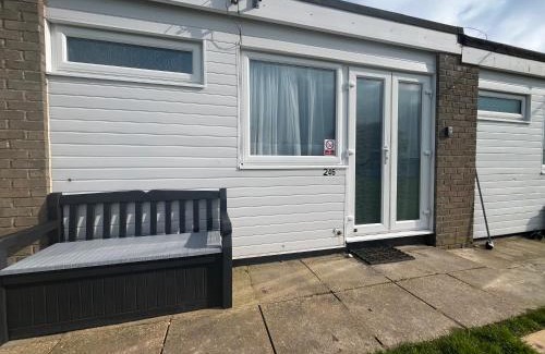 Great Yarmouth Ski Chalet | 246, Belle Aire, Hemsby - Two bed recently renovated chalet, sleeps 5, free Wi-Fi, pet friendly, bed linen and towels included with onsite entertainment