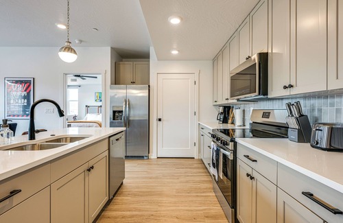 St. George Apartment | 25 Mi to Zion: Rock 'n' Roll Condo w/Mtn View!