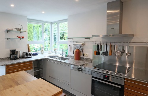 Munchen District Villa | 25 min to Center - 2680sf Artist's House South Munich - Vacation Work Seminars