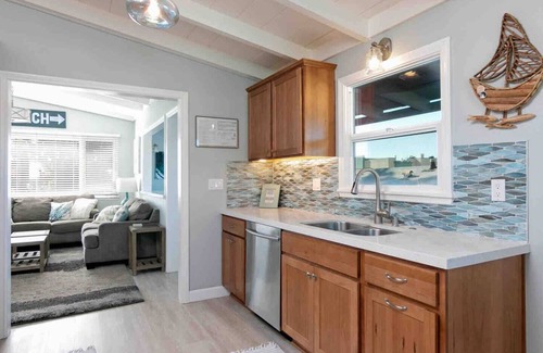 Pierpont Bay House | 25% Off Sept! Walk To Beach, Beautiful Ocean Views