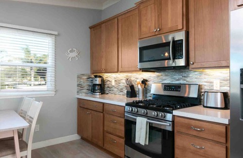 Pierpont Bay House | 25% Off Sept! Walk To Beach, Beautiful Ocean Views