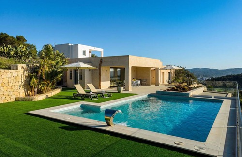 Sant Antoni de Portmany Villa | 250 m² Villa ∙ 1 bedroom ∙ 6 guests