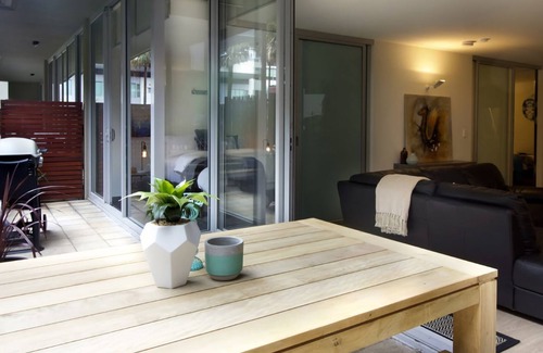 Port Melbourne Apartment | 250m from the beach.Gym/lap pool access,Parking, pet friendly, outdoor area, BBQ
