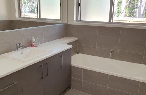Rainbow Beach House | 26 Satinwood Drive- Low set modern, sleeps 8