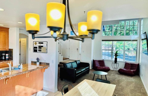 Northeast Reno House | 27 minutes to Tesla/Sleeps 12