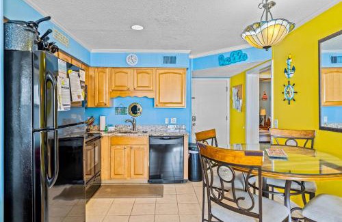Ocean Isle Beach Apartment | 275 W First St #22F