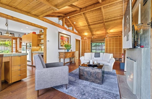 Upper East House | 2b/2b Downtown Cottage with Hot Tub 30 day +