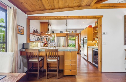 Upper East House | 2b/2b Downtown Cottage with Hot Tub 30 day +