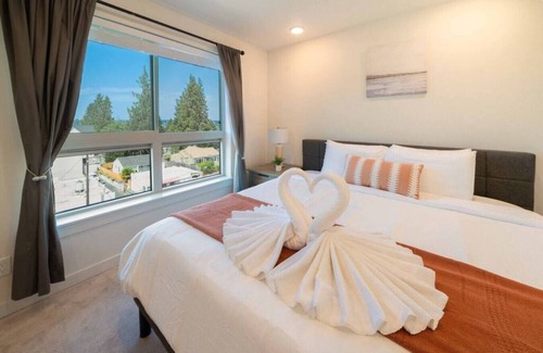 Lawton Park House | 2b2b Modern Upper Unit/1 min to Discovery Park