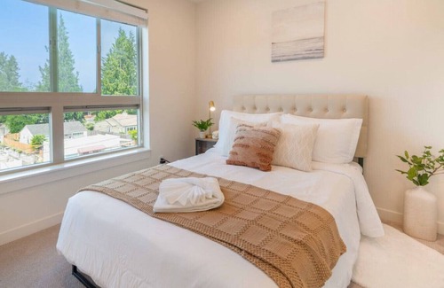Lawton Park House | 2b2b Modern Upper Unit/1 min to Discovery Park