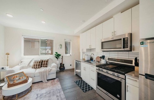 Lawton Park House | 2b2b Modern Upper Unit/1 min to Discovery Park