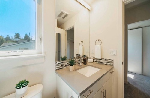 Lawton Park House | 2b2b Modern Upper Unit/1 min to Discovery Park