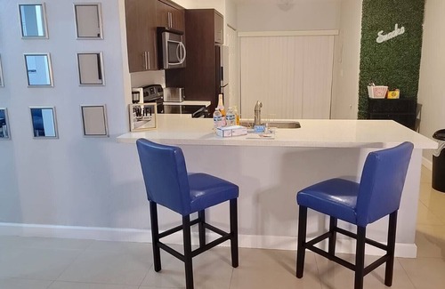 Homestead House | 2bd/1bth Duplex w/ Chic and Movie theme Room by Mall & Resturants