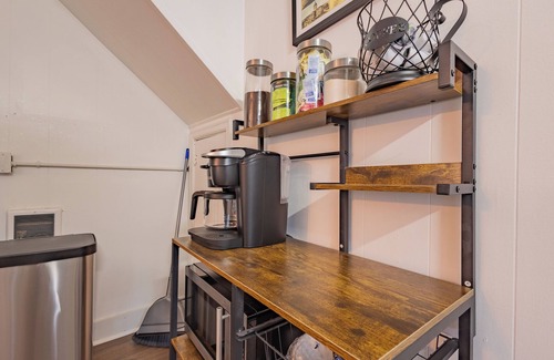 Frankfort House | 2BD 2Bath, Ideally Located Cottage