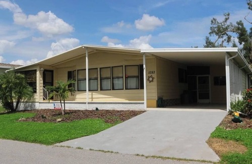 Sarasota House | 2bdr/2b pet friendly 55+ community w/amenities 5min to Siesta Key!