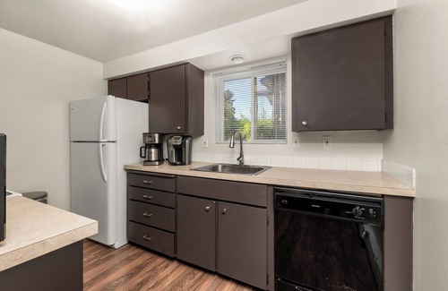 Northtown Apartment | 2Bed Spokane Grnd Floor Unit – A/C, In-Unit Laundry, Parking, King&Queen Beds!