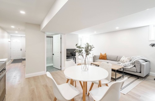 Hamilton House | 2Bed Sun Kissed Mountain Suite w/Private Patio. 10 mins to waterfalls & downtown