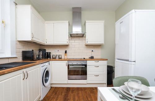 Grangemouth Apartment | 2Bed Upper Cottage Flat-On Street Parking