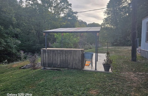 Summit House | 2bedroom mobile home in peaceful Ironton with AC has front door back door camera