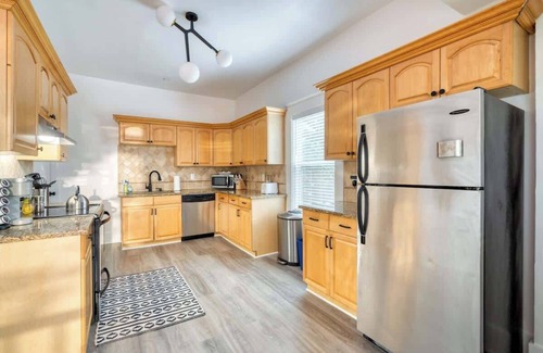 King House | 2BR/1BA Portland Soul Lounge Walkable Retreat
