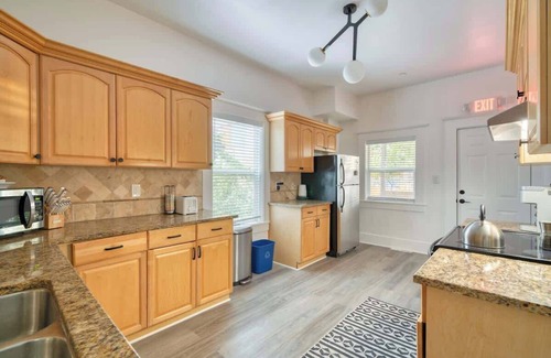 King House | 2BR/1BA Portland Soul Lounge Walkable Retreat