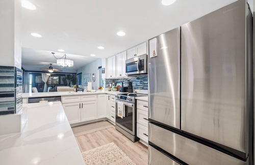Port Richey Condo | 2BR 2BA Condo Overlooking Gulf with Beach and Pool!