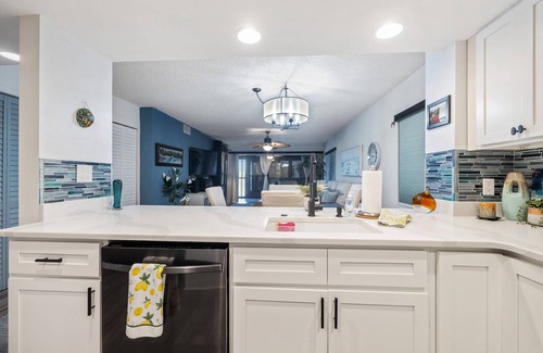 Port Richey Condo | 2BR 2BA Condo Overlooking Gulf with Beach and Pool!