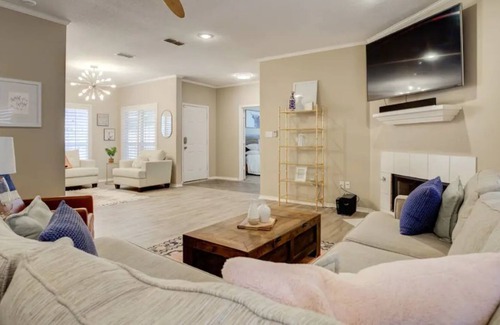 North by Northwest House | 2br/2ba Garden Home :: Straight Shot to TTU & LCU