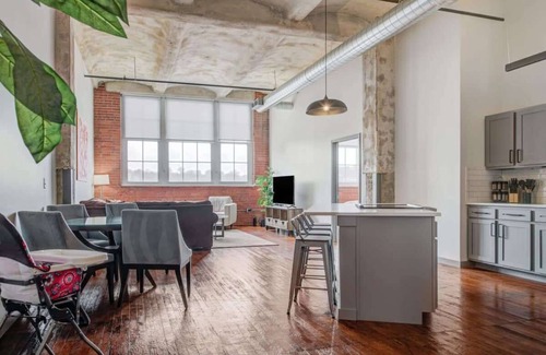 Crossroads Arts District Apartment | 2BR/2BA Spacious Historic Loft With Gym