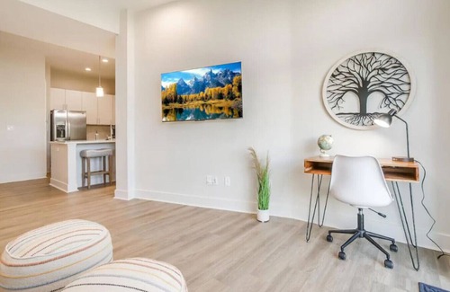 Deep Ellum Apartment | 2Br Apt with Pool, Gym, and Free Parking
