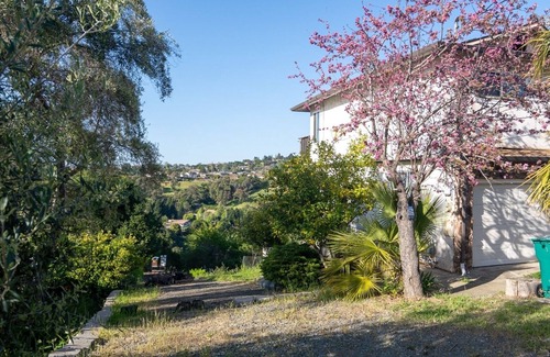 Hayward Apartment | 2BR, Canyon Views WiFi Parking Near CSU & Hospitals, BART & Trails.