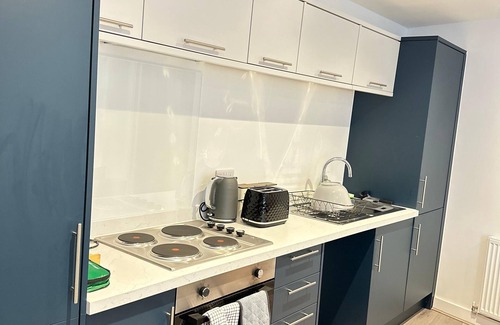 Woodthorpe Apartment | 2BR City Centre Flat - Sleeps 7 - Parking - Near Arena