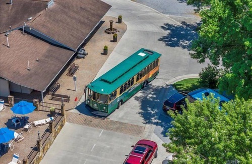 Gatlinburg - Pigeon Forge RV Rental | 2BR Cottage accessible to Pigeon Forge Trolley