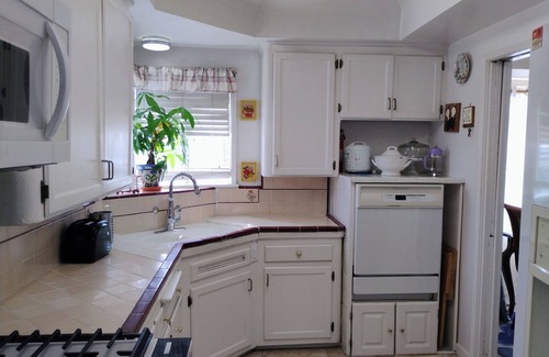 Harbor Gateway North House | 2br Cottage near Intuit, Lax,& Sofi