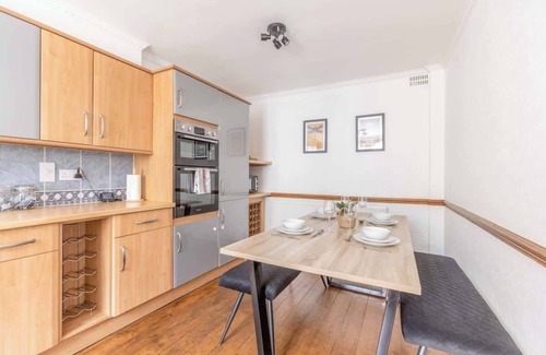Datchet House | 2BR Cottage + Parking | 10 Mins to Windsor