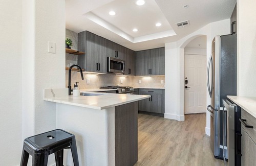 Kierland Apartment | 2BR CozySuites at Kierland Commons with pool #03