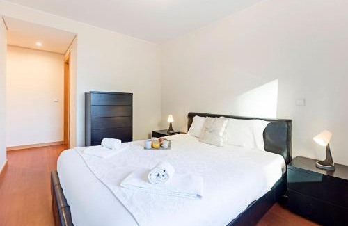 Mafamude Apartment | 2BR Flat by Metro w/Free Parking by LovelyStay