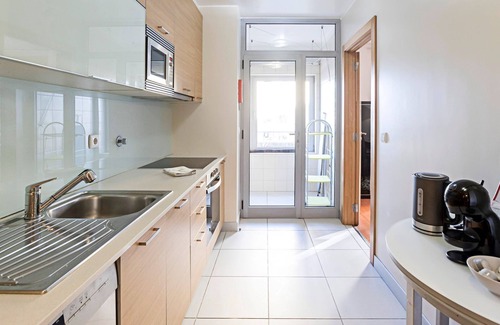 Mafamude Apartment | 2BR Flat by Metro w/Free Parking by LovelyStay