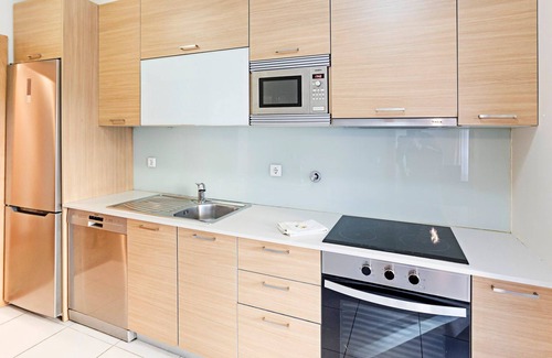 Mafamude Apartment | 2BR Flat by Metro w/Free Parking by LovelyStay