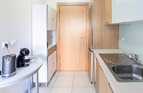 Mafamude Apartment | 2BR Flat by Metro w/Free Parking by LovelyStay