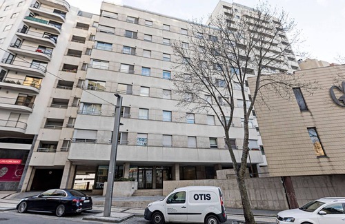 Mafamude Apartment | 2BR Flat by Metro w/Free Parking by LovelyStay
