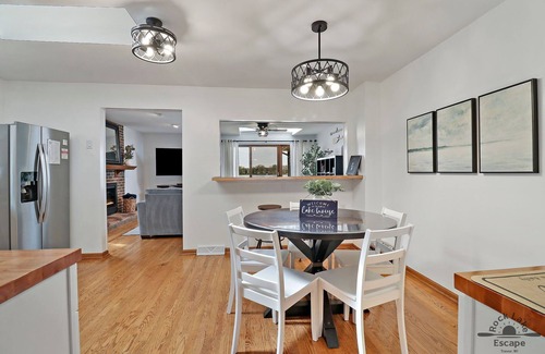 Salem Lakes House | 2BR Lake House - Stunning Views - Lake Toys - Screen Room - K Bed - Dog Friendly